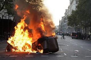 Barcelona debe empezar a barrer la basura que acumula