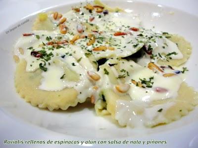 Raviolis rellenos de espinacas y atún con salsa de nata y piñones