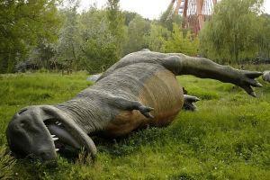 T-rex-spreepark T-Rex derribado con noria al fondo en el abandonado Spreepark de Berlín - Foto: Urban Ghosts media