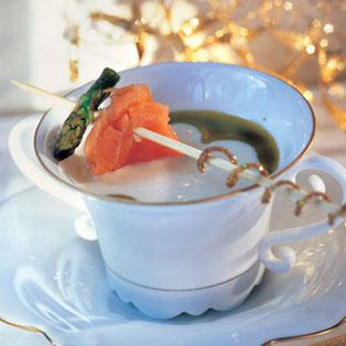 Crema de espárragos con brocheta de salmón