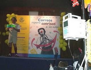 Los niños del Hospital Materno Intantil de Málaga participan en la fiesta de ‘Correos Reparte Sonrisas’, organizada por Payasos Sin Fronteras