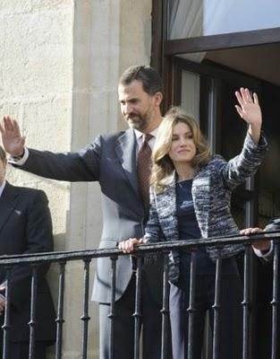 Los Príncipes de Asturias visitan Miranda de Ebro. El look de Dña. Letizia