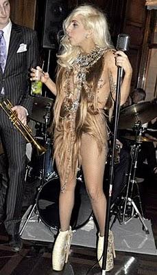 Lady Gaga ahora con un vestido hecho con pelo humano