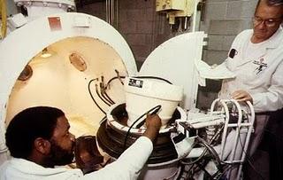 Ingenieros probando un misil