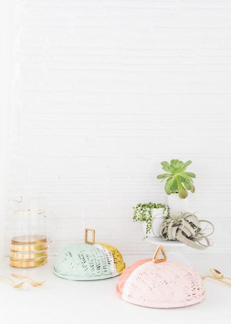 Campanas de mimbre. Delicadeza sobre la mesa