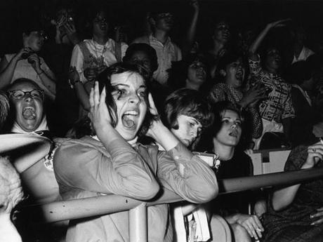 Screaming teenage Beatles fans in America.  (Adolescentes fanáticos de los Beatles gritando) (Photo by William Lovelace/Getty Images)