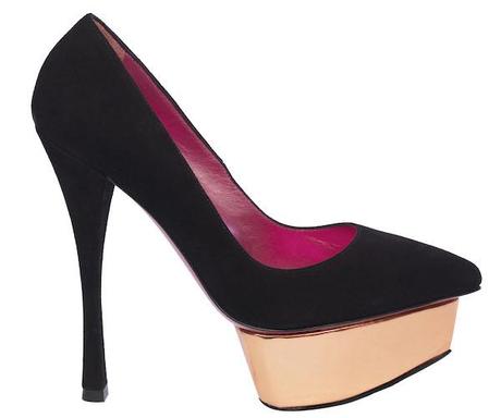 En ante negro, con súper plataforma dorada, de Úrsula Mascaró.