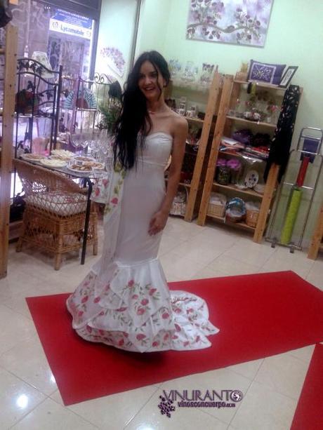 Vestido de la nueva coleccion 2014 de Lola Pinel con aire flamenco.