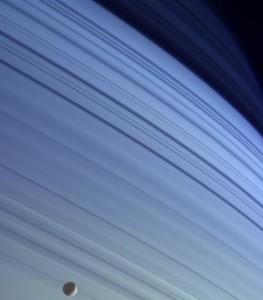 Mimas y anillos de Saturno