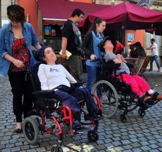 Los adoquines dificultan el movimiento de la silla.