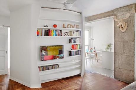 UNA CASA EN MADRID DECORADA CON BLANCO ÓPTICO Y NARANJA