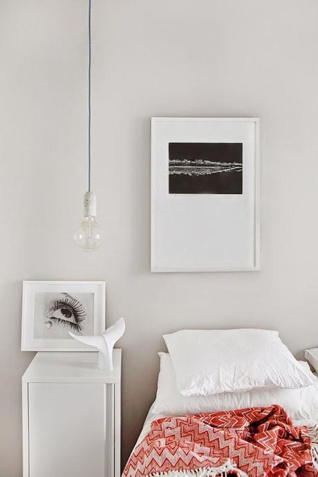 UNA CASA EN MADRID DECORADA CON BLANCO ÓPTICO Y NARANJA