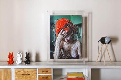 UNA CASA EN MADRID DECORADA CON BLANCO ÓPTICO Y NARANJA