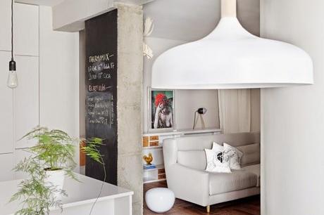 UNA CASA EN MADRID DECORADA CON BLANCO ÓPTICO Y NARANJA