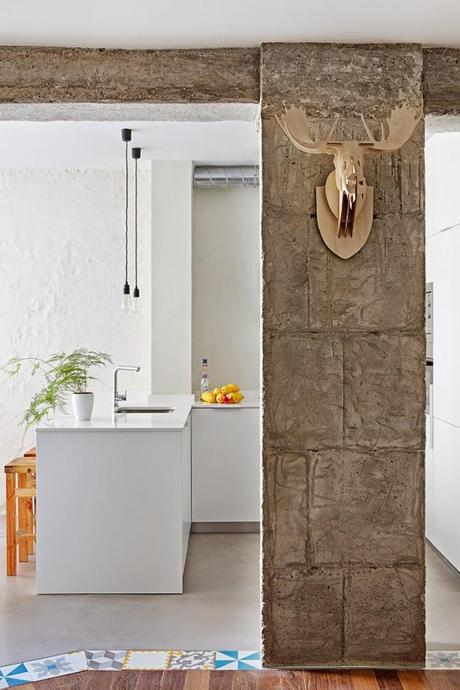 UNA CASA EN MADRID DECORADA CON BLANCO ÓPTICO Y NARANJA