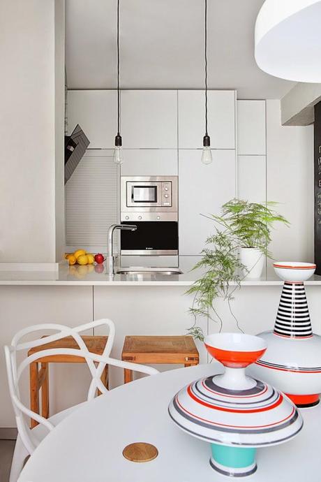 UNA CASA EN MADRID DECORADA CON BLANCO ÓPTICO Y NARANJA