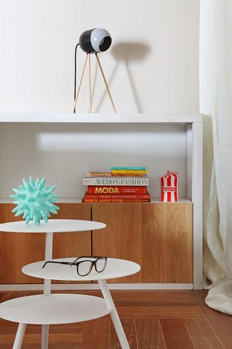 UNA CASA EN MADRID DECORADA CON BLANCO ÓPTICO Y NARANJA