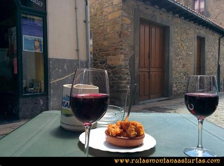 Ruta Cangas - Acebo: Vino de Cangas con patatas en el Bar Chicote