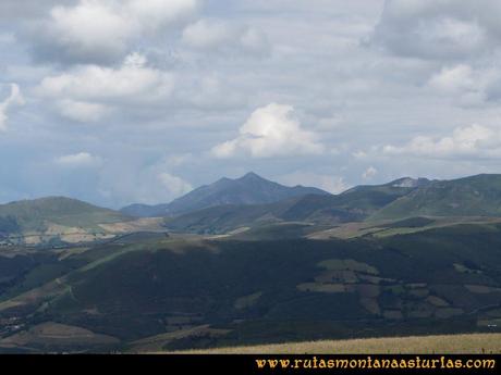 Ruta Cangas - Acebo: Vista sobre Peña Manteca y la Fana de Genestaza desde el alto del Acebo