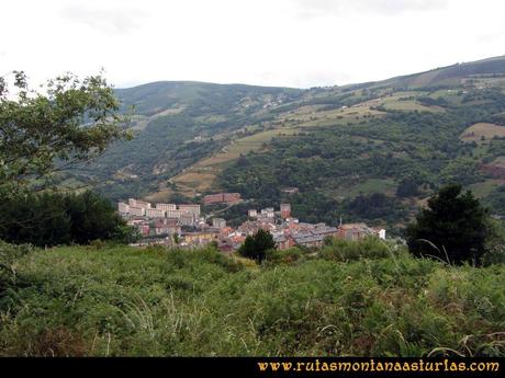 Ruta Cangas - Acebo: Vista de Cangas del Narcea desde las proximidades de Curriellos