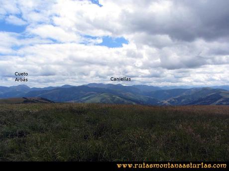 Ruta Cangas - Acebo: Vista del Cueto Arbás y Caniellas desde el Alto del Acebo