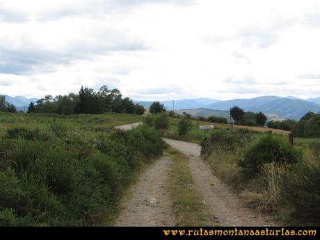 Ruta Cangas - Acebo: Entrando en Villanueva de San Cristobal