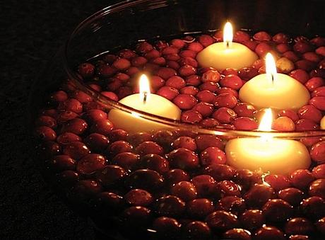 candles-floating-in-a-bowl-of-cranberries