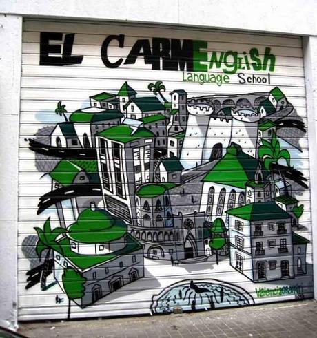 Graffiti en persiana de negocio local en Valencia