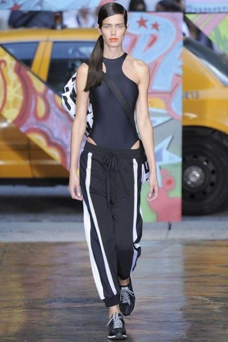 LRG Magazine - Be Sporty be CHIC - Pasarela - Bañador y Trainning Negro LRG Magazine - Be Sporty be CHIC - Pasarela - Bañador y Trainning Negro