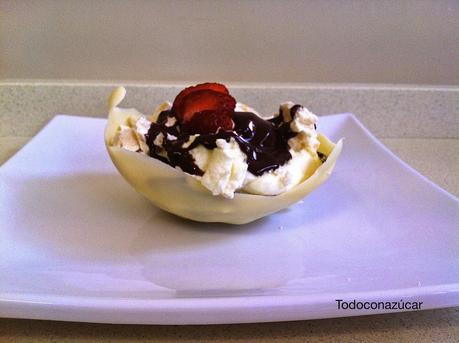 CHOCOLATE, FRESAS Y NATA.