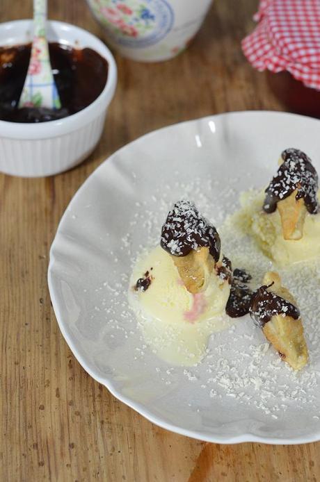 Wonton relleno de cerezas y chocolate con helado de vainilla