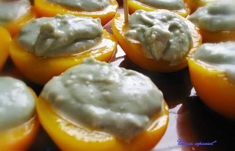 Melocotones rellenos de crema roquefort