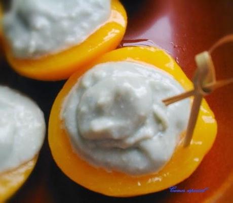 Melocotones rellenos de crema roquefort