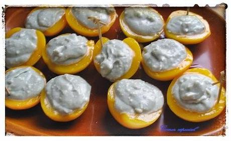 Melocotones rellenos de crema roquefort