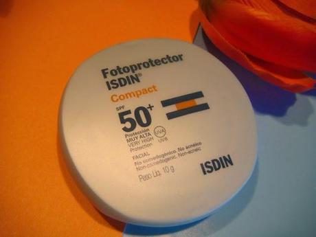 Fotoprotector Compact 50+ de Isdin en tono arena