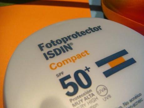 Fotoprotector Compact 50+ de Isdin en tono arena