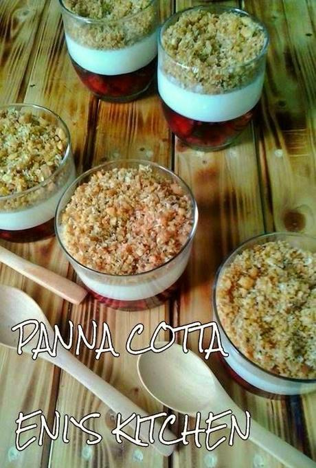 Panna Cotta con canela y frutos del bosque/ Panna Cotta con canela y limon, crumble de galletas y coco rallado! - Panna Cotta cu scortisoara si fructe de padure sau Panna Cotta cu scortisoara si lamaie , crocanti de biscuiti si cocos!