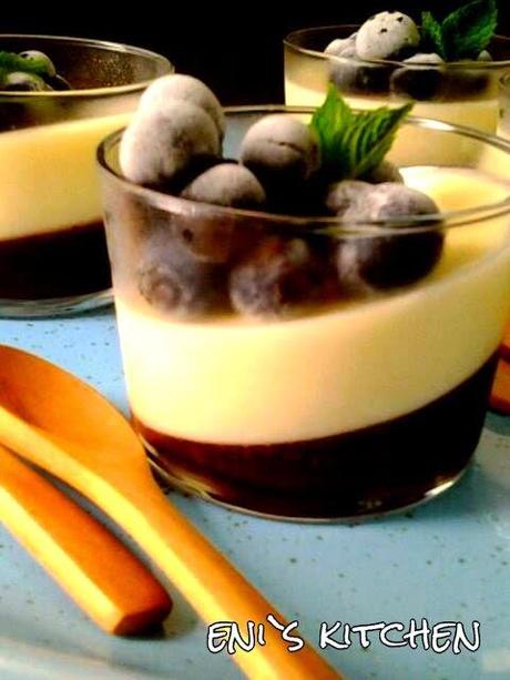 Panna Cotta con canela y frutos del bosque/ Panna Cotta con canela y limon, crumble de galletas y coco rallado! - Panna Cotta cu scortisoara si fructe de padure sau Panna Cotta cu scortisoara si lamaie , crocanti de biscuiti si cocos!