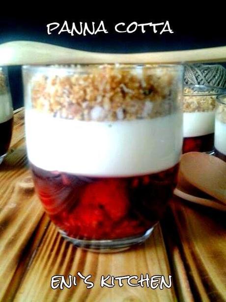 Panna Cotta con canela y frutos del bosque/ Panna Cotta con canela y limon, crumble de galletas y coco rallado! - Panna Cotta cu scortisoara si fructe de padure sau Panna Cotta cu scortisoara si lamaie , crocanti de biscuiti si cocos!