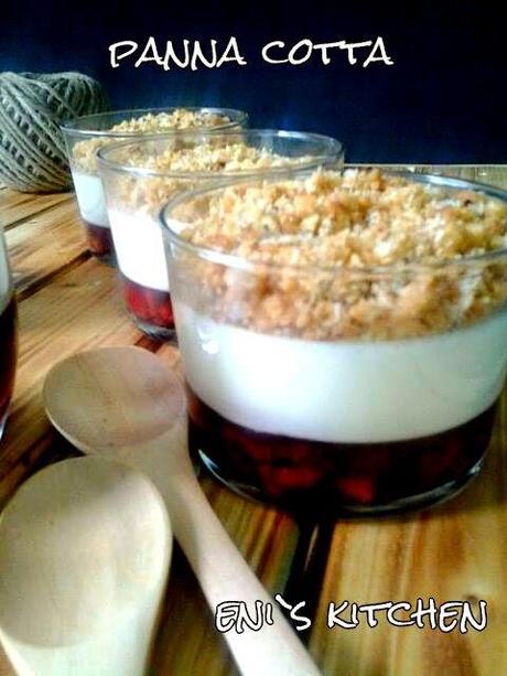 Panna Cotta con canela y frutos del bosque/ Panna Cotta con canela y limon, crumble de galletas y coco rallado! - Panna Cotta cu scortisoara si fructe de padure sau Panna Cotta cu scortisoara si lamaie , crocanti de biscuiti si cocos!