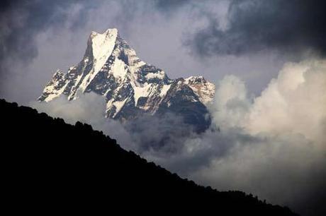 Pokhara: un Lago Rodeado de Montañas El Machapuchare (6993-mts) o Cola de Pez el pico más llamativo de la zona del Annapurna