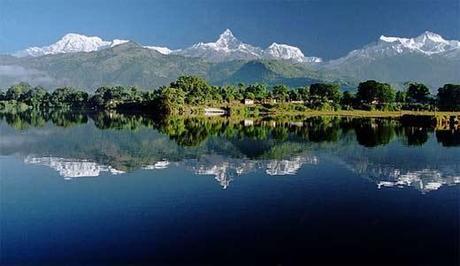 Pokhara: un Lago Rodeado de Montañas Vistas del lago con los Anapurnas al fondo