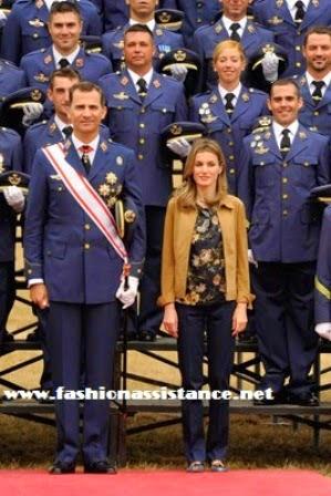 Dña. Letizia en la entrega de despachos en la Academia del Aire de León. ¿Acierta en esta ocasión?