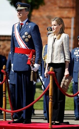 Dña. Letizia en la entrega de despachos en la Academia del Aire de León. ¿Acierta en esta ocasión?