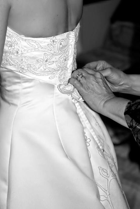 ajustando el vestido de novia