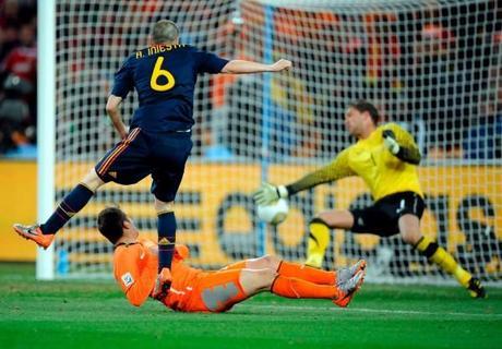 Andrés Iniesta (c) marca el 1-0 de la victoria contra Holanda GOOL