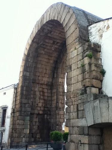 Restos Arco de Trajano de Mérida