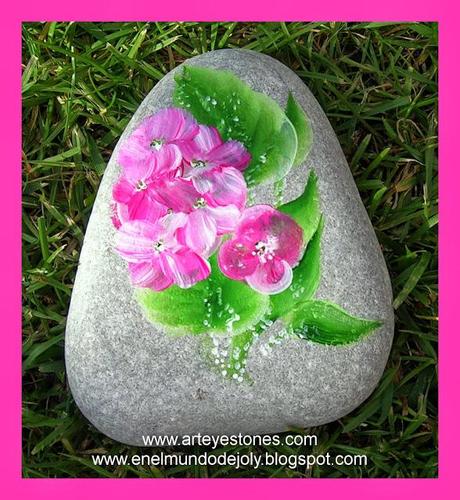 PINTANDO PIEDRAS EN EL JARDIN!!