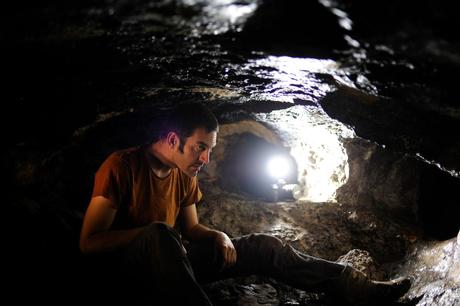 Crítica: La cueva de Alfredo Montero