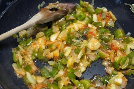 Raviolis de atún y tomate con salsa de verduras